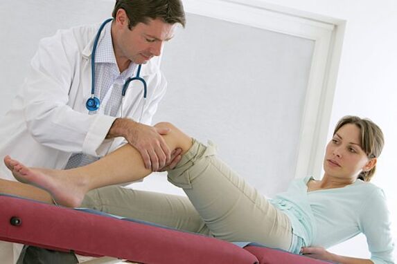 ο γιατρός εξετάζει τα πόδια για κιρσούς μετά την επέμβαση